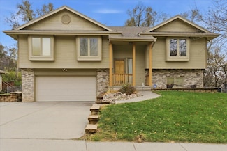 733 Parkwild Dr, Council Bluffs, IA 51503