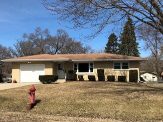1102 Jasper Dr, McHenry, IL 60051