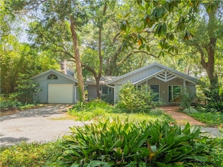 104 Redfern Dr, Saint Simons Island, GA 31522