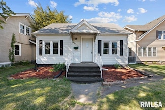 3162 Rockingham Rd, Davenport, IA 52802
