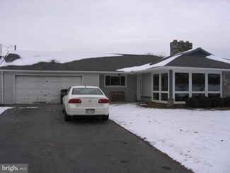105 Locust Ln, Willow Street, PA 17584
