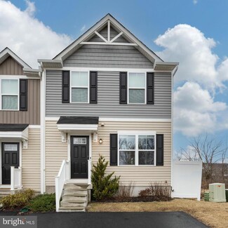 13 Castle Dr, Gilbertsville, PA 19525