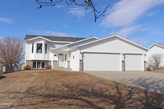 3106 Stonewall Dr, Bismarck, ND 58503
