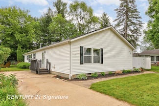 319 S Madison St, Perry, MI 48872