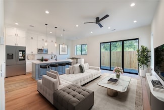 6123 Pacific Forest Dr, Houston, TX 77091