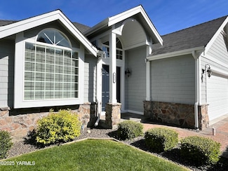 813 N 50th Ave, Yakima, WA 98908