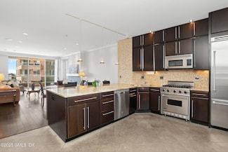 88 Southfield Ave Unit 202, Stamford, CT 06902
