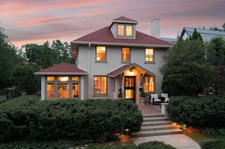 2554 W Lake of the Isles Pkwy, Minneapolis, MN 55405