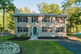 1122 Hunters Woods Dr, East Stroudsburg, PA 18301