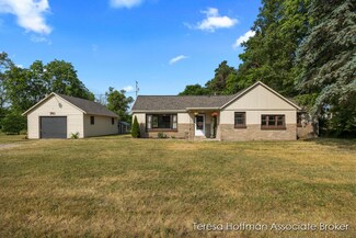 761 Lincoln Lake Ave SE, Lowell, MI 49331