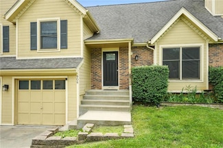 906 N Cedarcrest Dr, Olathe, KS 66061