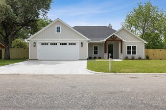 102 Tekla St, Weimar, TX 78962