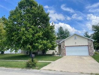 2517 Hidden Oaks Dr, Charleston, IL 61920