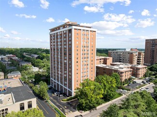 710 S Rd Unit 17C, Clayton, MO 63105