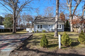223 Fawcett Ln, Hyannis, MA 02601