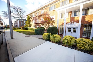 77 Lenox Rd Unit 1A, Rockville Centre, NY 11570