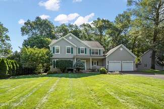 19 Pinecrest Dr, Schenectady, NY 12309