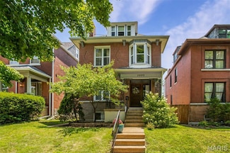 3880 Hartford St, Saint Louis, MO 63116
