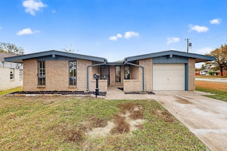 534 Henderson Cir, Garland, TX 75040