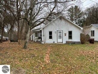 415 S East St, Saint Louis, MI 48880