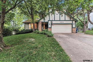1204 Colonial Cir, Papillion, NE 68046