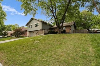 2916 Rimrock Dr, Lawrence, KS 66047