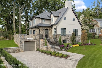 91 W Entry Rd, Staten Island, NY 10304