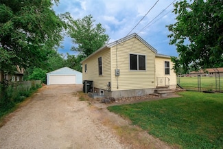 2339 Rompot St SE, Cedar Rapids, IA 52403