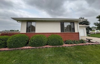 794 Eastview Dr, Wayne, NE 68787