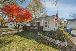 4041 Chenlot Ln, Waterford, MI 48328