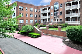 15 Highland St Unit 106, West Hartford, CT 06119