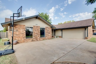 906 Briar Ridge Rd, Enid, OK 73703