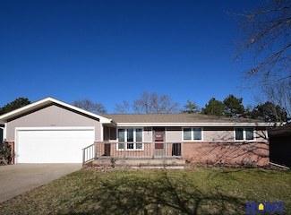 1840 Montclair Dr, Lincoln, NE 68521