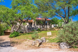 818 Bulwer Ave, Kerrville, TX 78028