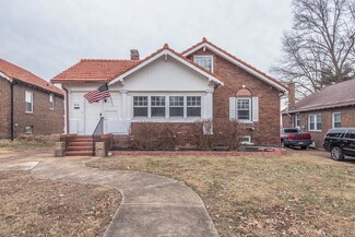 910 Country Club Dr, Saint Louis, MO 63121