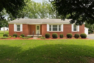 18 W Point Dr, Fayetteville, TN 37334