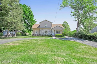 1086 Shoman St, Waterford, MI 48327
