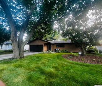 1143 Manor Dr, Mason City, IA 50401