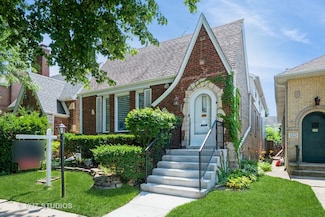 2933 W Greenleaf Ave, Chicago, IL 60645