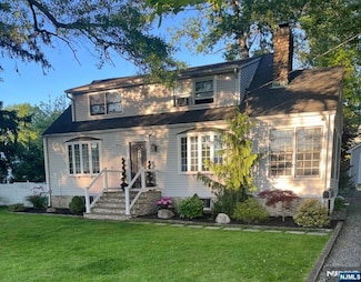 17 West Dr, Montvale, NJ 07645