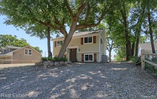 643 Detroit Ave, Lake Orion, MI 48362