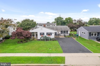 73 Elm Ln, Levittown, PA 19054