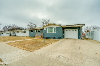 331 Shady Ln, Bismarck, ND 58501