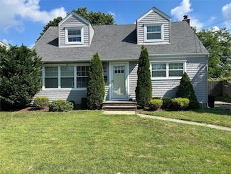 73 N Kings Ave, Massapequa, NY 11758