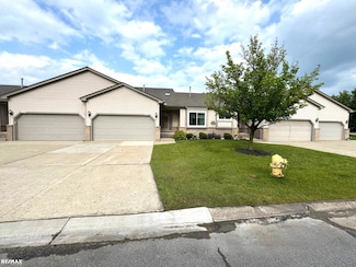 53168 Pineridge Dr, Chesterfield, MI 48051
