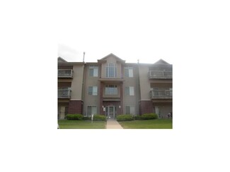 250 Cimarron Dr Unit 120, Hiawatha, IA 52233