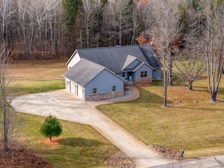 470 Sweetwater Dr, Cadillac, MI 49601