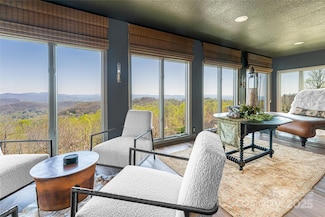 704 Fleetwood Plaza, Hendersonville, NC 28739