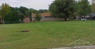 2820 Greenbriar Dr, Saginaw, MI 48601