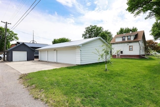 411 6th St, Bird Island, MN 55310